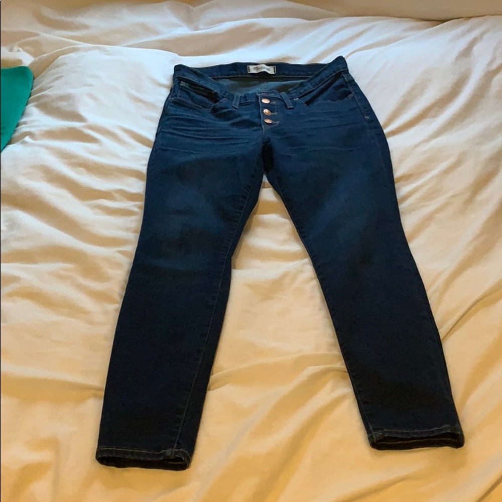 Petite 9” mid-rise skinny jeans in Hayes wash.